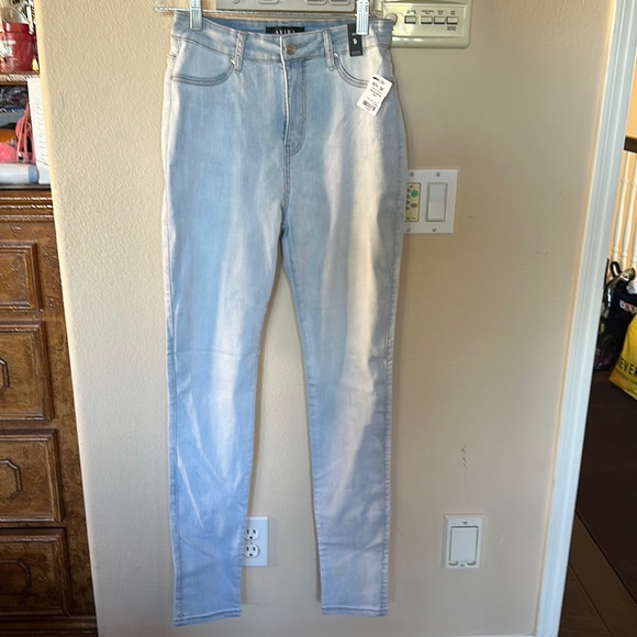 BUTTERFLY POCKET STRETCH JEANS NWT SIZE 9. Very “sucky inny” stretch material. - Picture 2 of 2